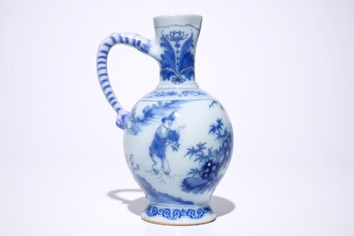 Un pichet en fa&iuml;ence de Delft bleu et blanc &agrave; d&eacute;cor chinoiserie, 17&egrave;me