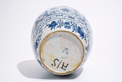 Un pot en fa&iuml;ence de Delft bleu et blanc &agrave; d&eacute;cor chinoiserie, 17&egrave;me
