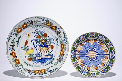 Une paire de vases et deux plats en fa&iuml;ence de Delft polychrome, 18&egrave;me