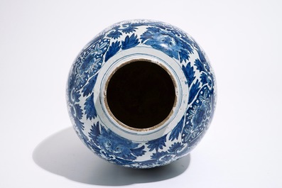 Un pot en fa&iuml;ence de Delft bleu et blanc &agrave; d&eacute;cor chinoiserie, 17&egrave;me