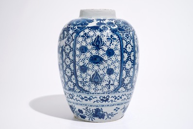 Een blauwwitte Delftse pot met chinoiseriedecor, 17e eeuw