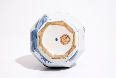 Un vase de forme bouteille en fa&iuml;ence de style Delft &agrave; d&eacute;cor de chinoiserie en bleu et blanc, Francfort ou Nevers, 17&egrave;me