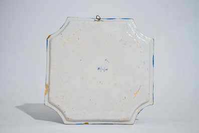 Een vierkante blauwwitte Delftse plaquette met chinoiseriedecor, midden 18e eeuw