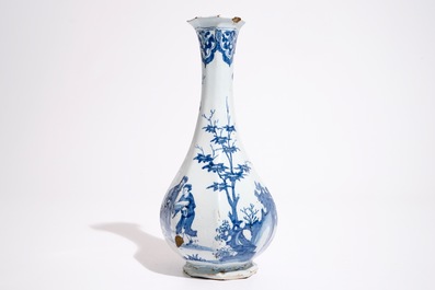 Een blauwwitte flesvormige chinoiserie vaas in Delftse stijl, Frankfurt of Nevers, 17e eeuw