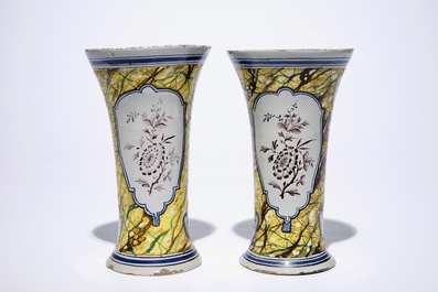 Une paire de vases et deux plats en fa&iuml;ence de Delft polychrome, 18&egrave;me