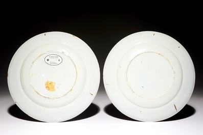Une paire d'assiettes en fa&iuml;ence de Delft polychrome renforc&eacute; en noir &agrave; d&eacute;cor chinoiserie de style Yongzheng, 18&egrave;me