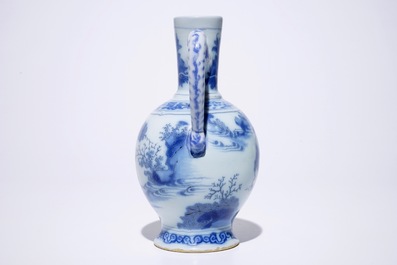 Un pichet en fa&iuml;ence de Delft bleu et blanc &agrave; d&eacute;cor chinoiserie, 17&egrave;me