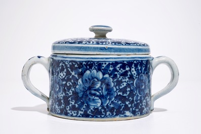 agentschap Gooi Overredend Een blauwwitte Delftse boterpot met deksel en een gelobd bordje, 18e eeuw -  Rob Michiels Auctions