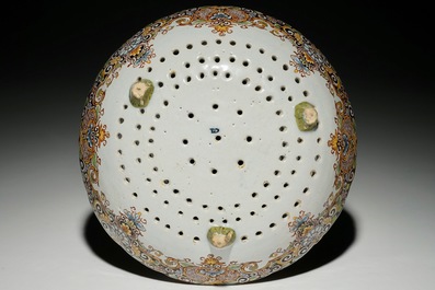 Een polychroom Delfts aardbeienvergiet op drie pootjes, 18e eeuw