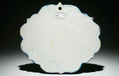 Une plaque en fa&iuml;ence de Delft bleu et blanc &agrave; d&eacute;cor de chinoiserie, 1&egrave;re moiti&eacute; du 18&egrave;me