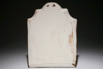Een polychrome plaquette met reli&euml;fdecor van &ldquo;De Kruisiging&rdquo;, Utrecht, 1e helft 19e eeuw