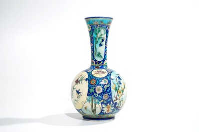 Deck, Th&eacute;odore (Frankrijk, 1823-1891), flesvormige Art Nouveau vaas met polychroom decor