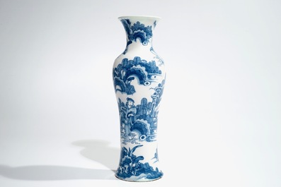 Un vase en fa&iuml;ence de Delft bleu et blanc &agrave; d&eacute;cor chinoiserie, 2&egrave;me moiti&eacute; du 17&egrave;me