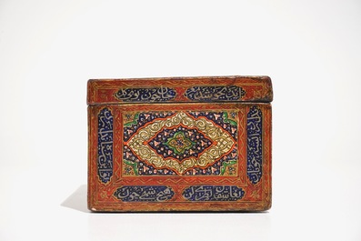Een rechthoekige gelakte papier mach&eacute; dekseldoos met kalligrafie, Qajar, Iran, 19e eeuw