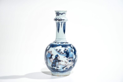 A small Dutch Delft chinoiserie bottle vase in blue, white and manganese, 2nd half 17th C.