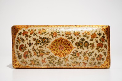 Een rechthoekige gelakte papier mach&eacute; qalamdan of pennendoos, Qajar, Iran, 19e eeuw
