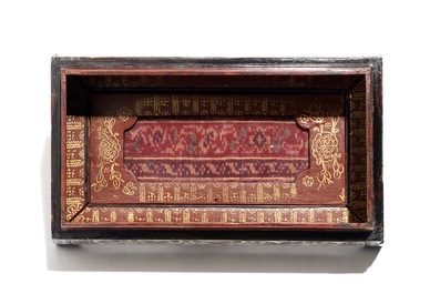 Een trapezo&iuml;de doos met parelmoer inlegwerk, wellicht Gujarat, Mughal India, 18/19e eeuw