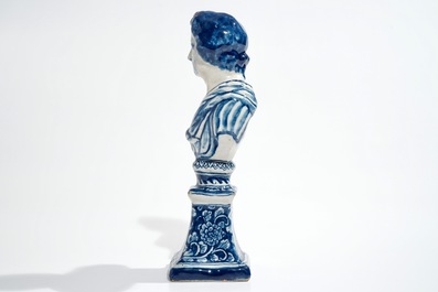 Une buste sur socle en fa&iuml;ence de Delft bleu et blanc, 17/18&egrave;me