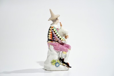 Une figure Commedia del'Arte en porcelaine de Meissen: Harlequin jouant de la cornemuse, 18&egrave;me