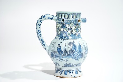 Un pichet trompeur &agrave; d&eacute;cor chinoiserie en fa&iuml;ence de Delft en bleu, blanc et mangan&egrave;se, dat&eacute; 1734