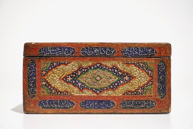 Une bo&icirc;te rectangulaire en papier m&acirc;ch&eacute; peint et laqu&eacute;, Qajar, Iran, 19&egrave;me