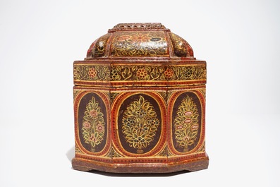Een grote beschilderde papier mach&eacute; en houten kist met vakverdeling, Qajar, Iran, 19e eeuw