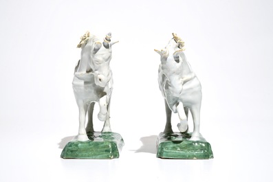 Een paar wit Delftse circuspaarden op een groene basis, 18e eeuw