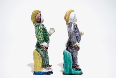 Deux figures de bonhommes en fa&iuml;ence polychrome de Bruxelles, 18&egrave;me