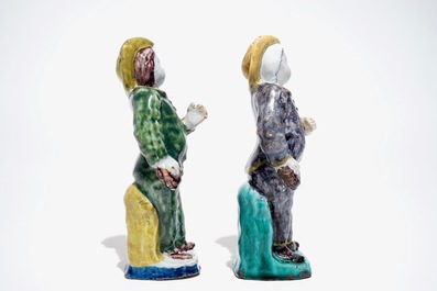 Twee polychrome Brussels aardewerken figuren, 18e eeuw