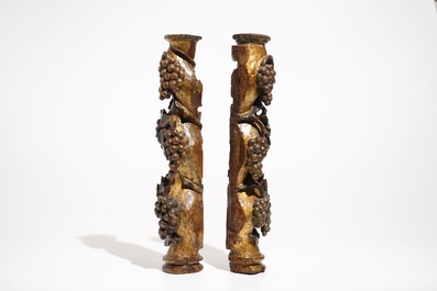 Une paire de piliers aux raisins en bois sculpt&eacute;, dor&eacute; et polychrom&eacute;, 18&egrave;me