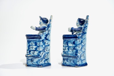 Une paire de figures d'enfants assis en fa&iuml;ence de Delft bleu et blanc, 18&egrave;me