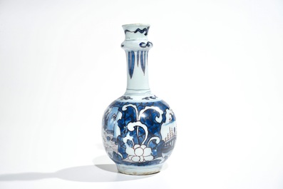 Un petit vase de forme bouteille en fa&iuml;ence de Delft &agrave; d&eacute;cor de chinoiserie, 2&egrave;me moiti&eacute; du 17&egrave;me