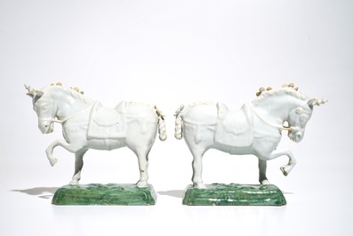 Une paire de chevaux blanches sur tertres verts en fa&iuml;ence de Delft, 18&egrave;me