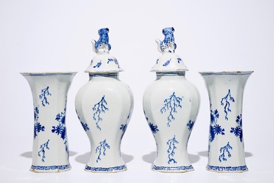 Une garniture de quatre vases en fa&iuml;ence de Delft bleu et blanc, 2&egrave;me moiti&eacute; du 18&egrave;me