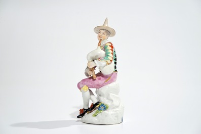 Une figure Commedia del'Arte en porcelaine de Meissen: Harlequin jouant de la cornemuse, 18&egrave;me