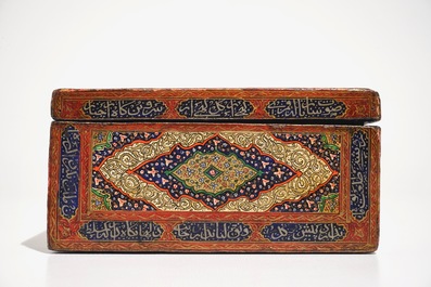 Een rechthoekige gelakte papier mach&eacute; dekseldoos met kalligrafie, Qajar, Iran, 19e eeuw