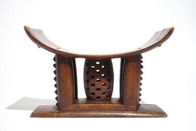 Un tabouret en bois sculpt&eacute;, Ashanti, Ghana, 20&egrave;me