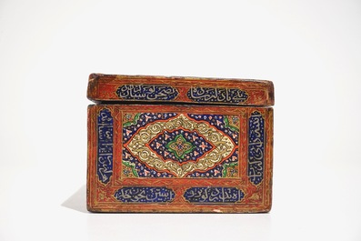 Une bo&icirc;te rectangulaire en papier m&acirc;ch&eacute; peint et laqu&eacute;, Qajar, Iran, 19&egrave;me