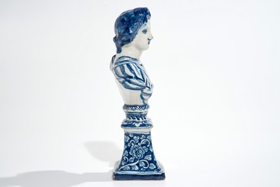 Une buste sur socle en fa&iuml;ence de Delft bleu et blanc, 17/18&egrave;me