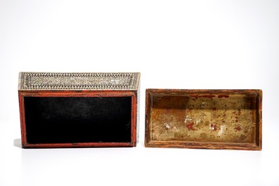 Een trapezo&iuml;de doos met parelmoer inlegwerk, wellicht Gujarat, Mughal India, 18/19e eeuw