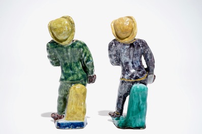 Deux figures de bonhommes en fa&iuml;ence polychrome de Bruxelles, 18&egrave;me