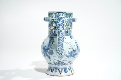 Un pichet trompeur &agrave; d&eacute;cor chinoiserie en fa&iuml;ence de Delft en bleu, blanc et mangan&egrave;se, dat&eacute; 1734