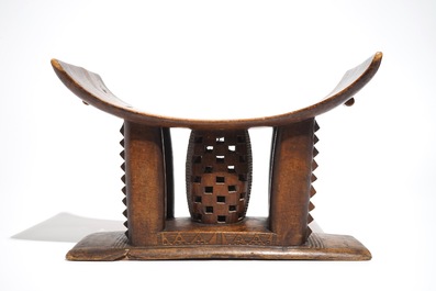 Un tabouret en bois sculpt&eacute;, Ashanti, Ghana, 20&egrave;me