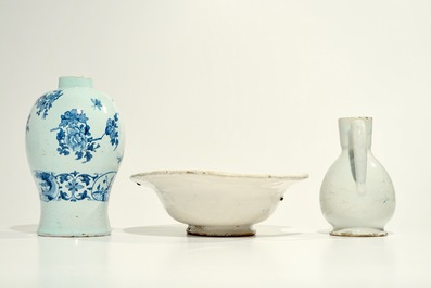 Een blauwwitte scheerkom, een chinoiserie vaas en een kannetje, Nevers en Moustiers, Frankrijk, 17/18e eeuw
