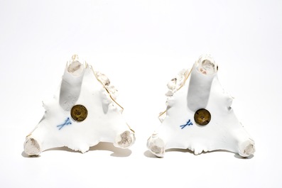 Une paire de bougeoirs en porcelaine de Meissen, Allemagne, 19&egrave;me