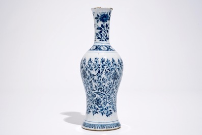 Un vase en fa&iuml;ence de Delft bleu et blanc aux rinceaux de pivoines, 2&egrave;me moiti&eacute; du 17&egrave;me