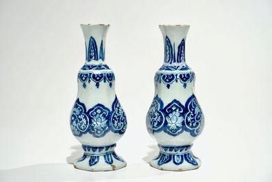 Une paire de vases en fa&iuml;ence de Delft bleu et blanc, 17&egrave;me