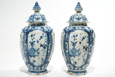 Een paar blauwwitte Delftse chinoiserie dekselvazen, 18e eeuw
