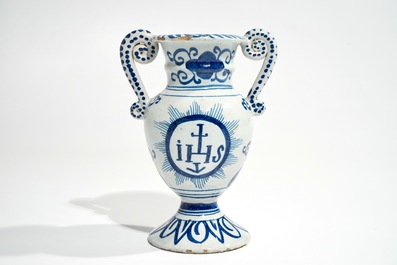 Un vase d'autel en fa&iuml;ence de Delft bleu et blanc &agrave; inscription IHS, 18&egrave;me