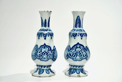 Une paire de vases en fa&iuml;ence de Delft bleu et blanc, 17&egrave;me